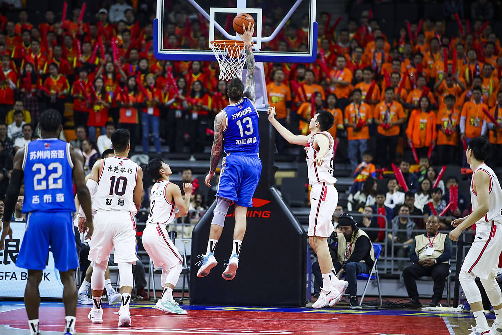 马卡：西蒙尼继续带训球队，重点关注普维尔中卫位置训练情况（马卡：西蒙尼继续主导训练，重点关注普维尔在中卫的训练表现）