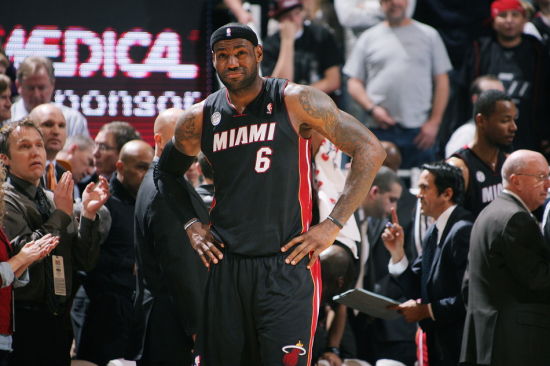 球员直接摊手，态度很明显（球员摊手示意，态度一目了然）